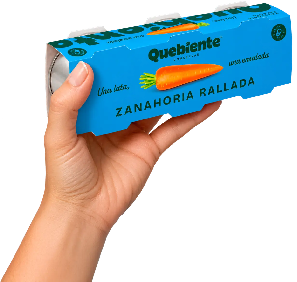 Mano sujetando un pack de zanahoria rallada Quebiente