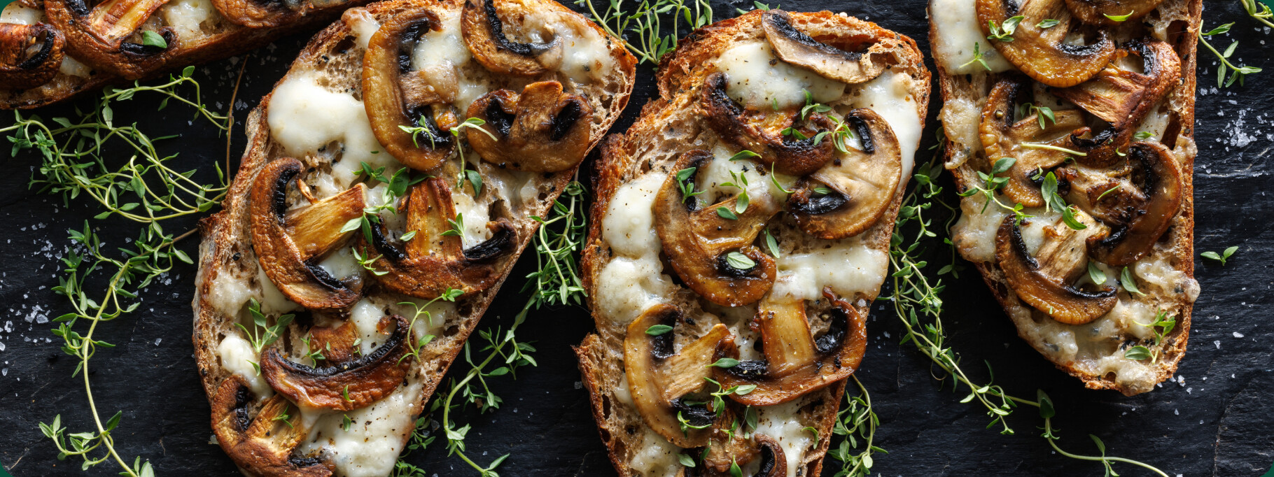Tostas con champiñones, queso y tomillo